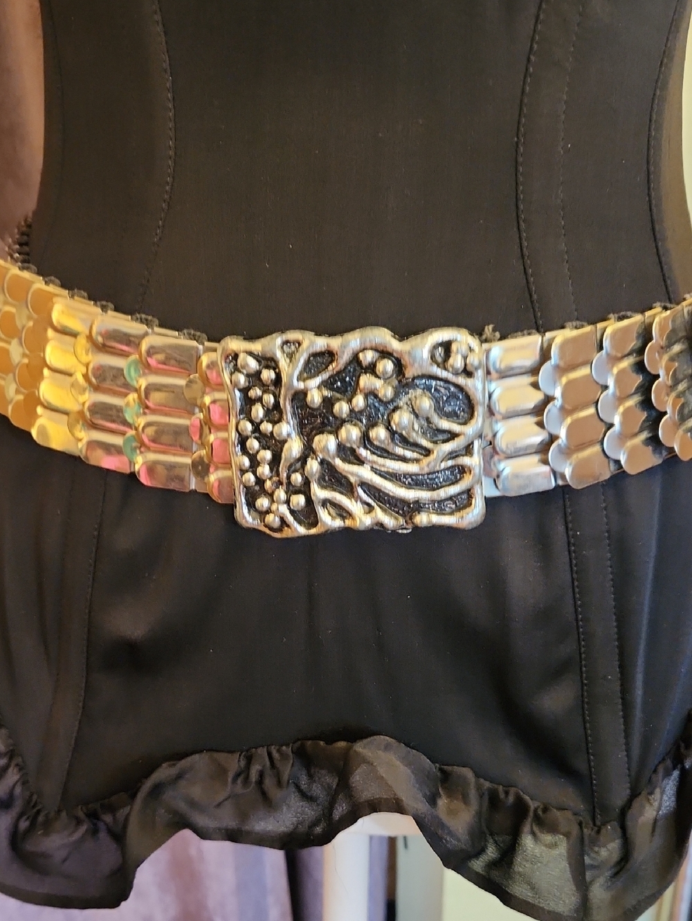 Silver tone dragonscale stretch belt